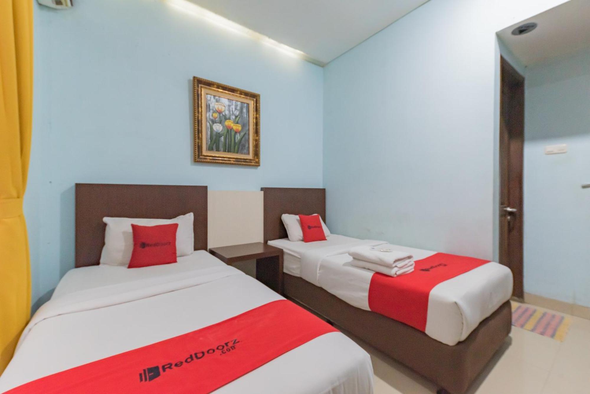 Reddoorz At La Mega Near Pasar Pagi Cirebon Hotel Exterior photo