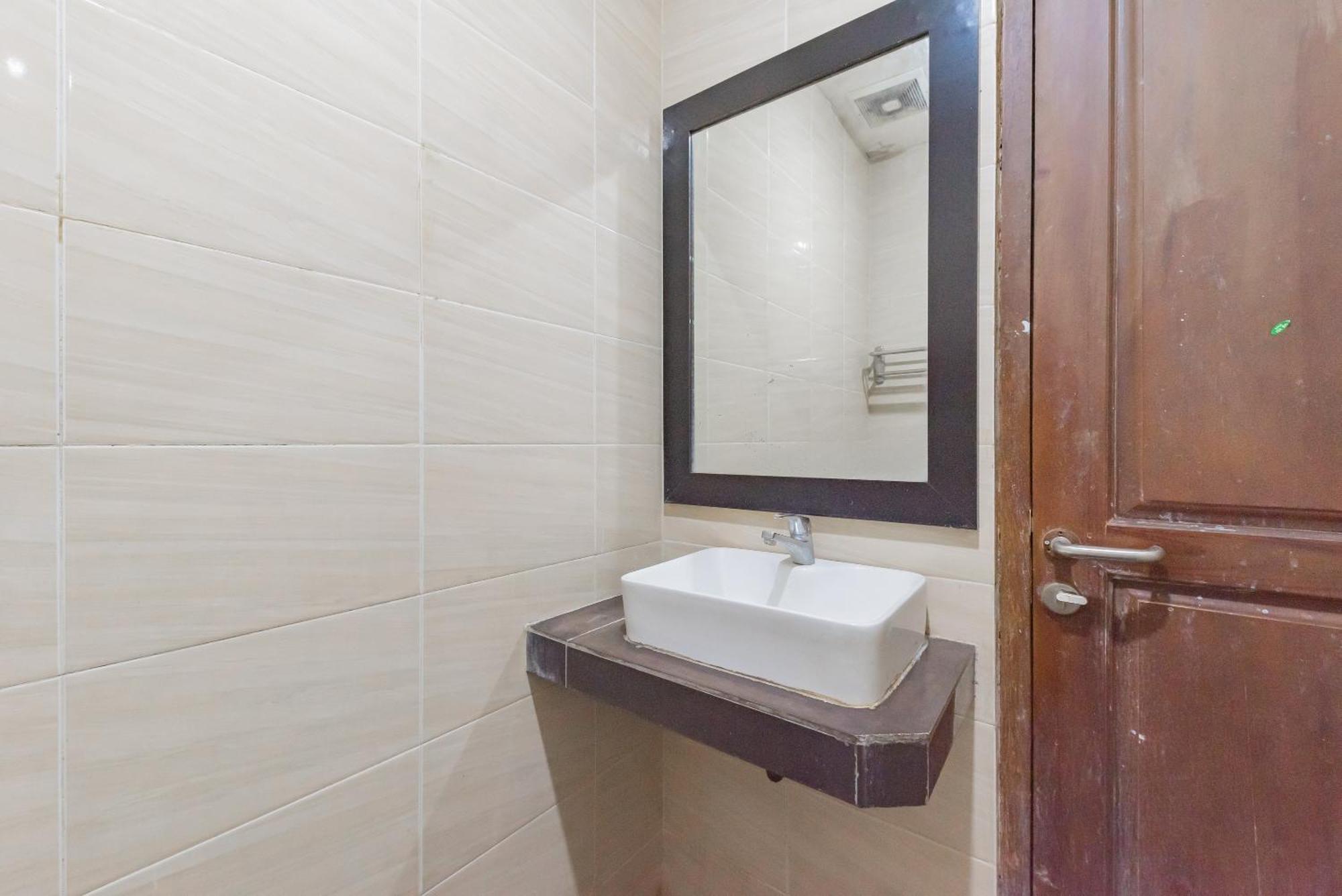 Reddoorz At La Mega Near Pasar Pagi Cirebon Hotel Exterior photo