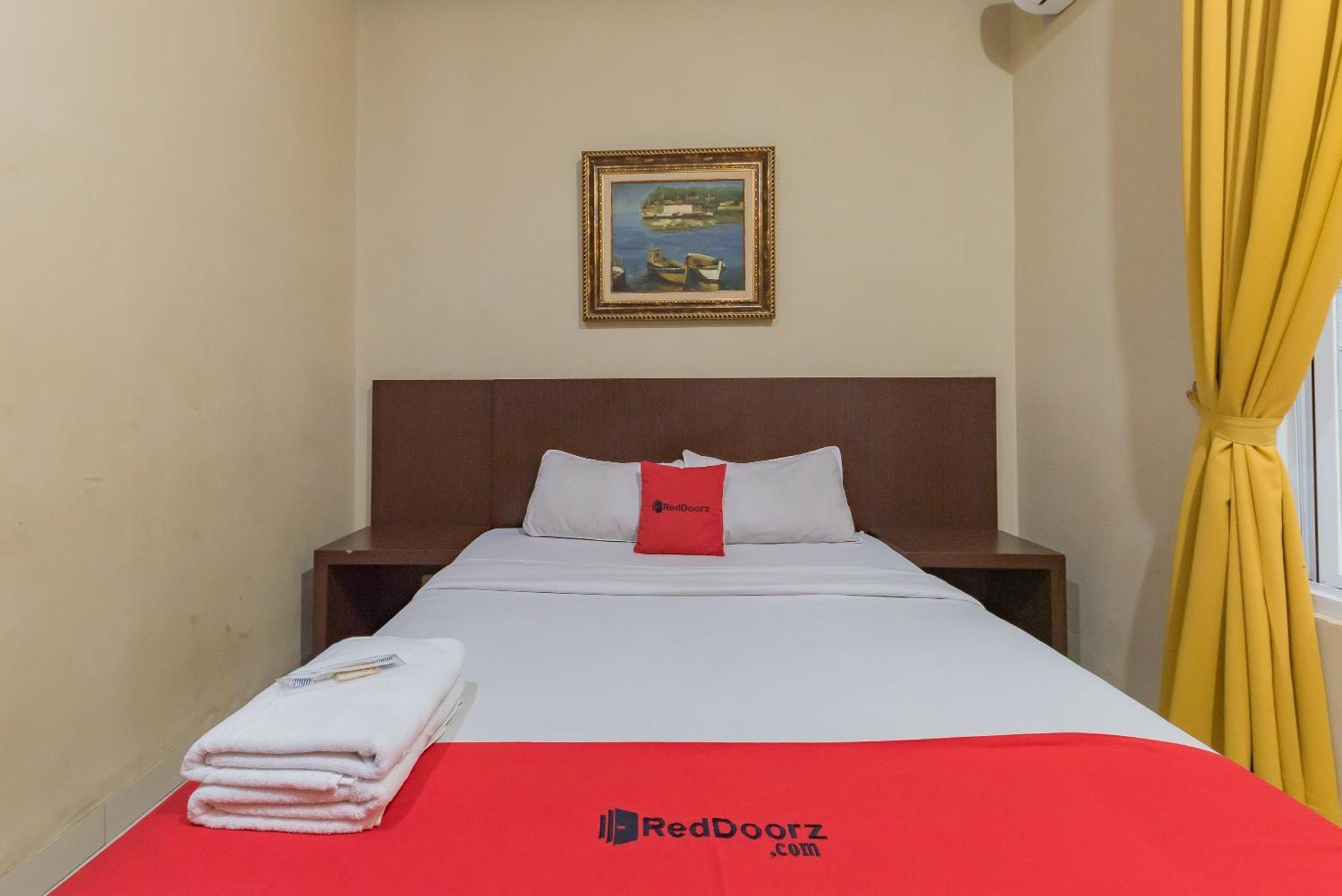 Reddoorz At La Mega Near Pasar Pagi Cirebon Hotel Exterior photo