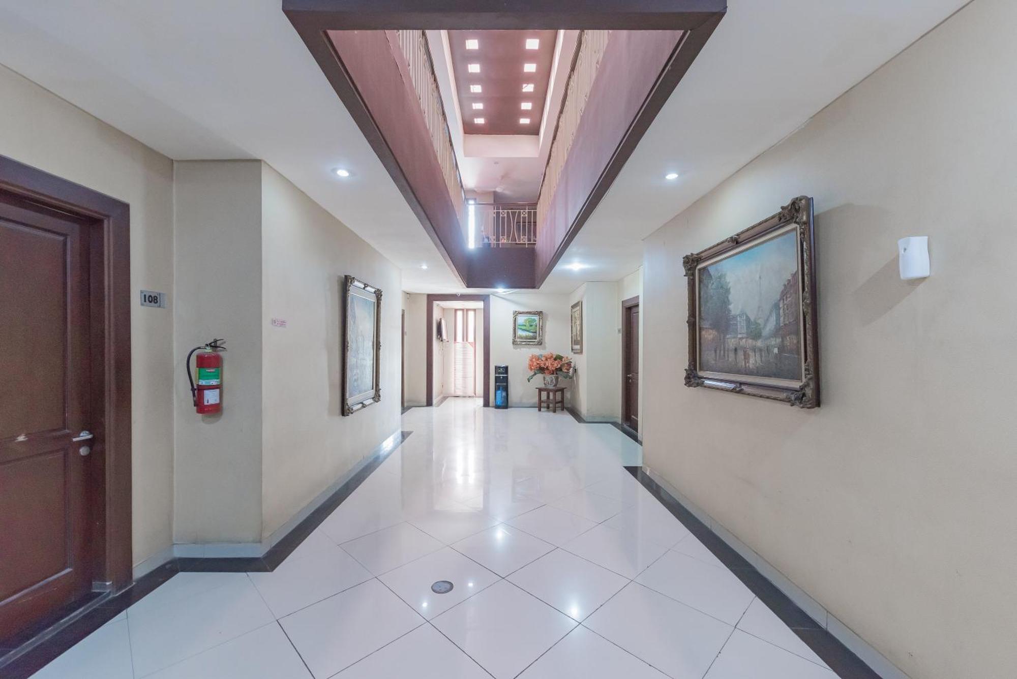 Reddoorz At La Mega Near Pasar Pagi Cirebon Hotel Exterior photo