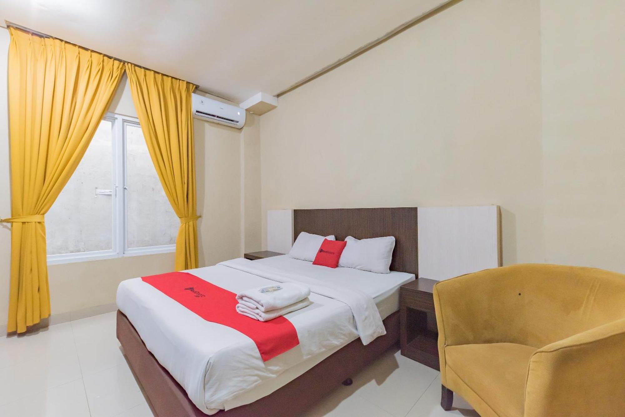 Reddoorz At La Mega Near Pasar Pagi Cirebon Hotel Exterior photo