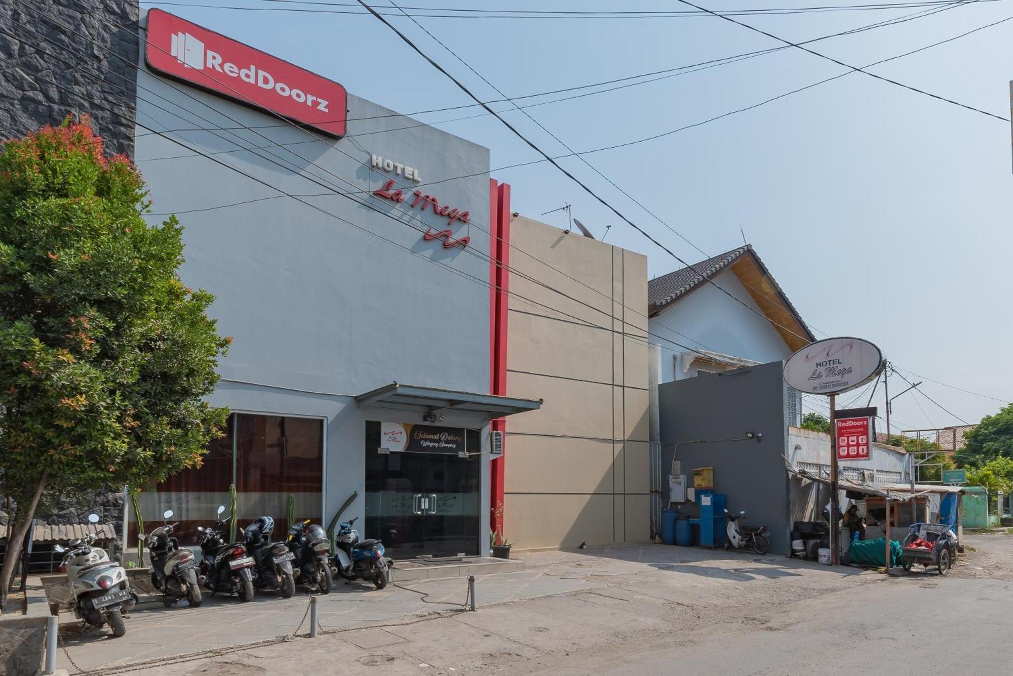 Reddoorz At La Mega Near Pasar Pagi Cirebon Hotel Exterior photo