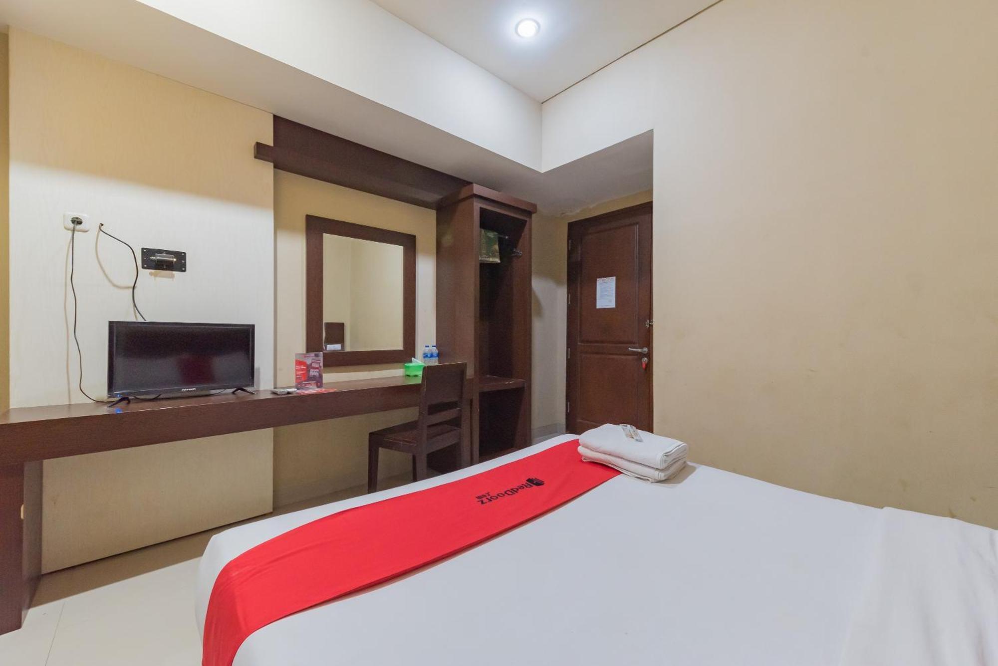 Reddoorz At La Mega Near Pasar Pagi Cirebon Hotel Exterior photo
